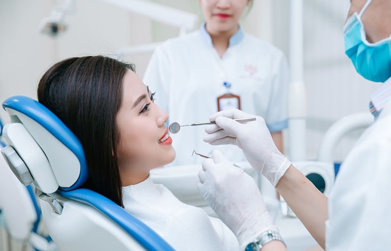 Nhiều người trẻ bị mòn răng