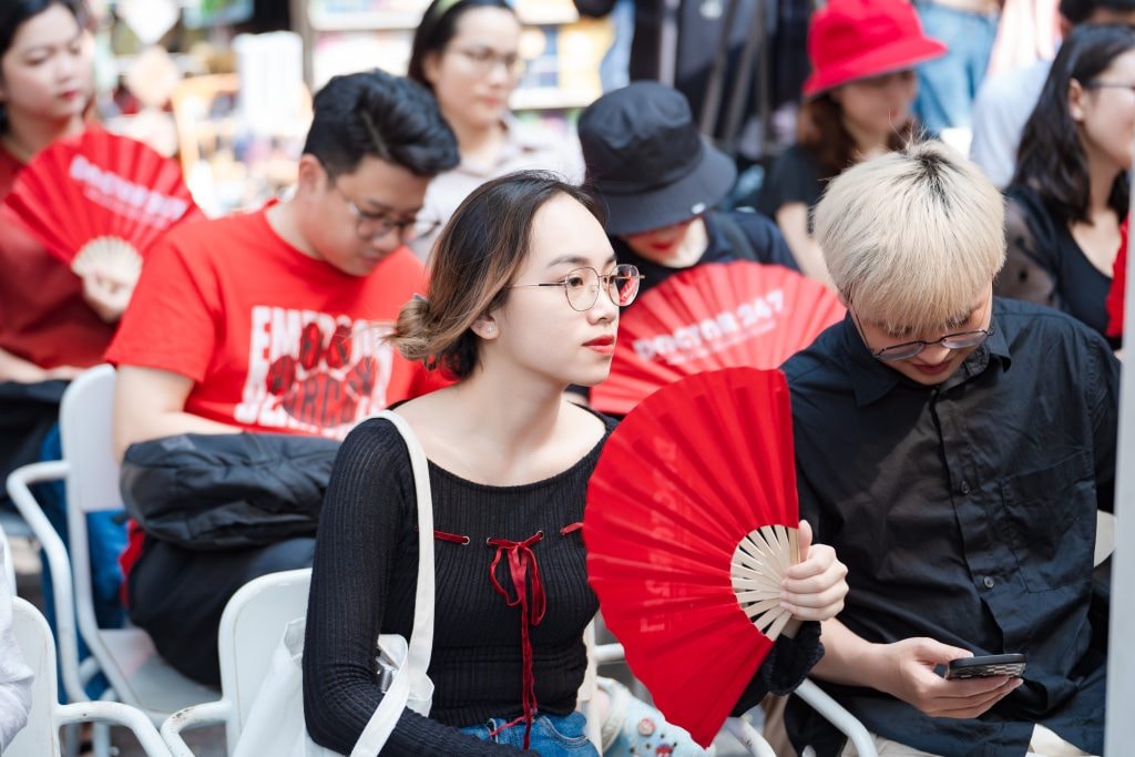 Bàn tròn Yêu Lấy Trái Tim