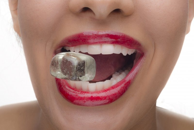 hai đá gây ra các vết mẻ nhỏ trên men răng