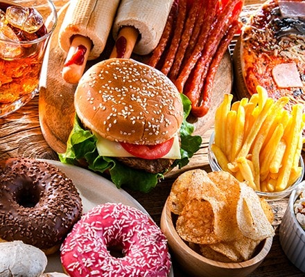 Thực phẩm siêu chế biến là những sản phẩm được sản xuất công nghiệp, chứa nhiều thành phần không tự nhiên