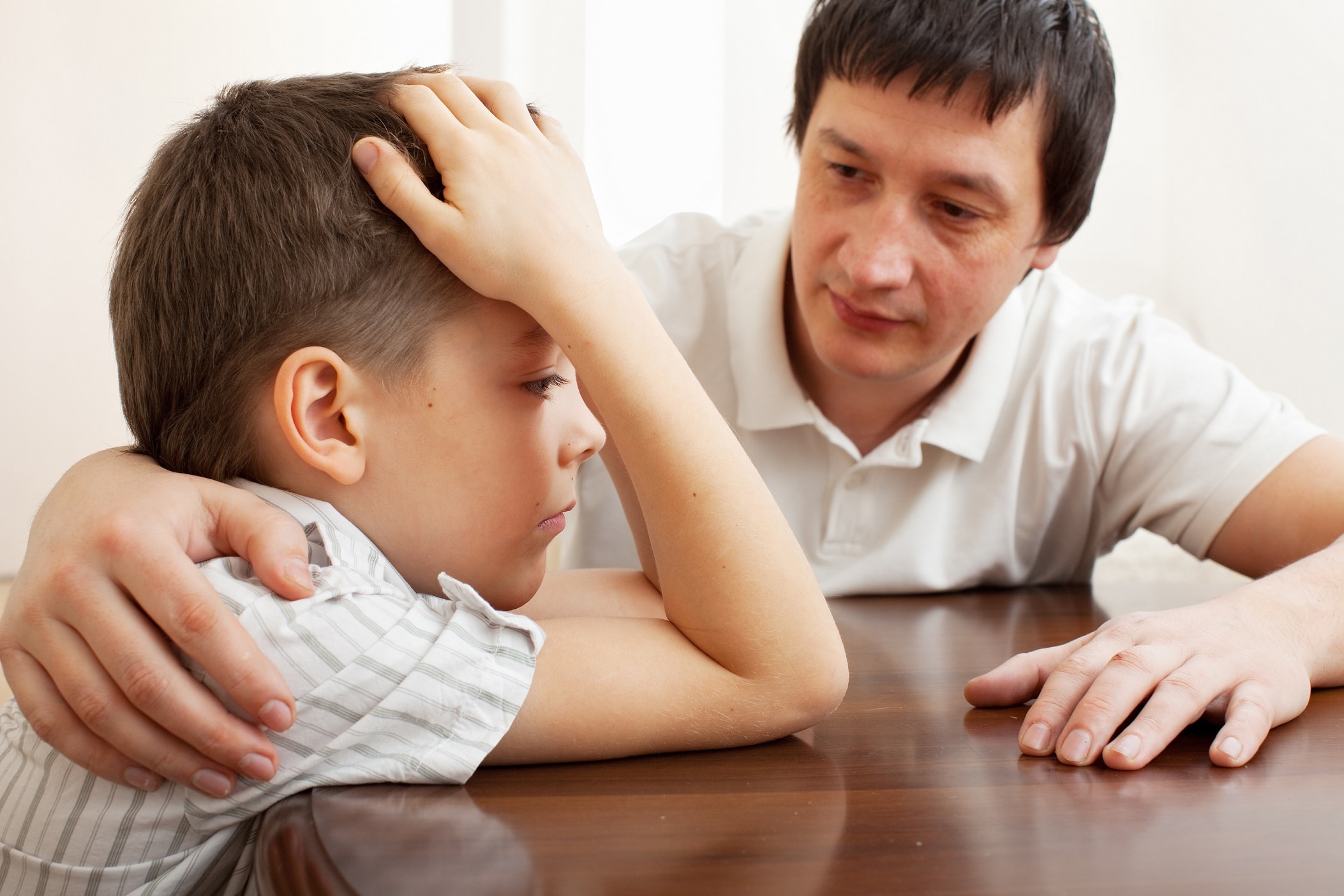 Hãy dành thời gian để lắng nghe con cái bạn một cách chân thành và không phán xét
