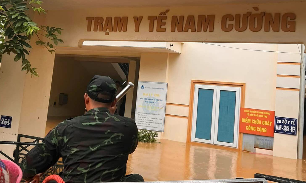Trung tâm ngập sâu, mọi người phải di chuyển bằng thuyền, ca nô.