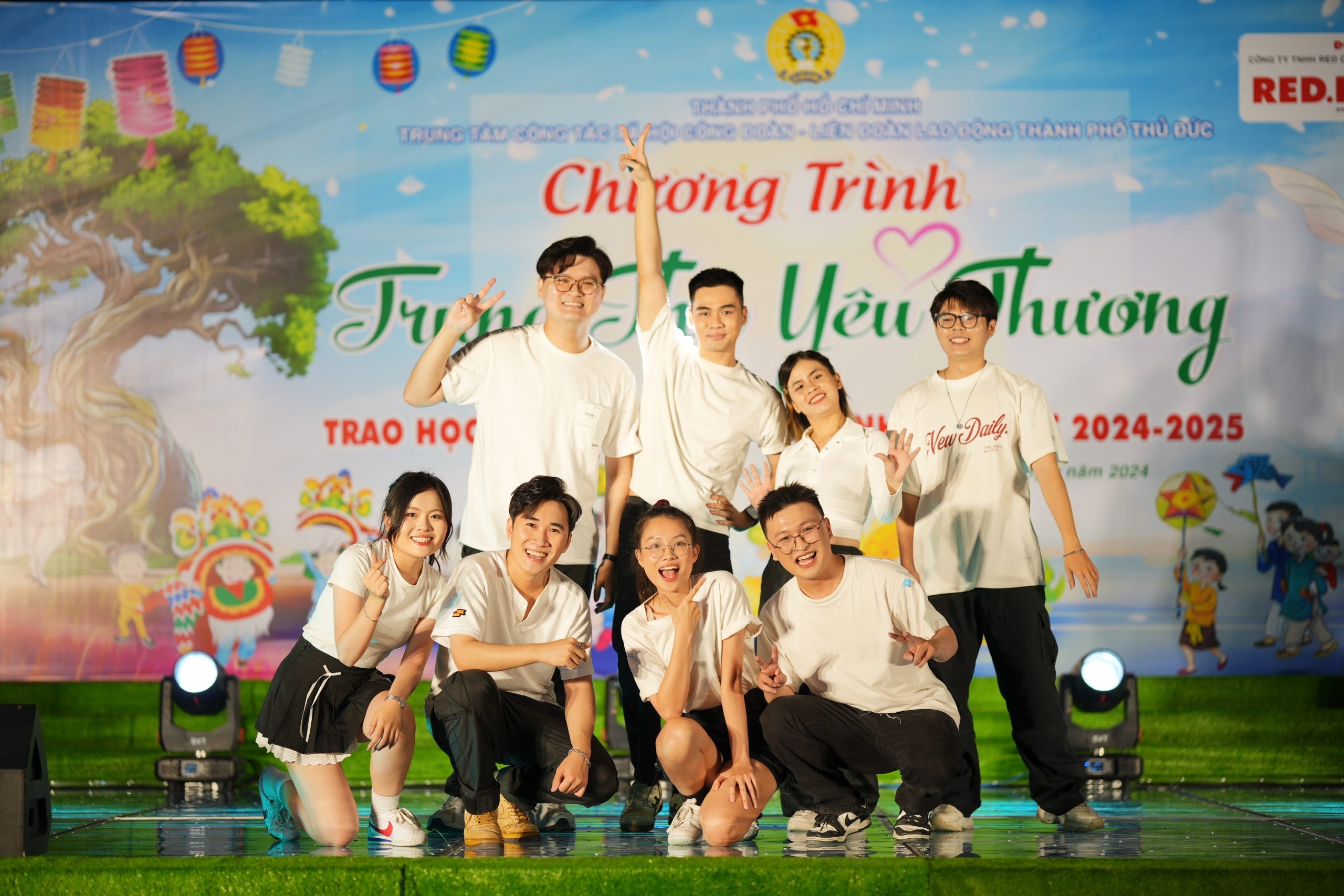 Các chuyên viên truyền thông - tiếp thị tại Red Communications đã cho thấy họ không chỉ giỏi nghề, mà còn đa tài đa nghệ thông qua tiết mục vũ đạo