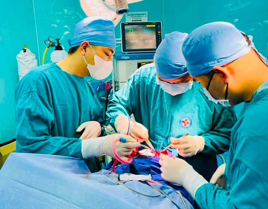 Kíp phẫu thuật Trung tâm Y tế huyện Tiên Yên cứu sống bệnh nhân bị chấn thương sọ não nặng