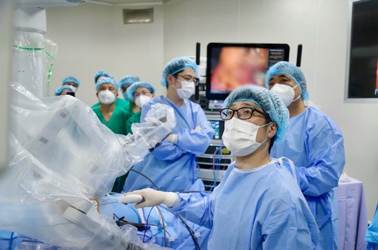 Bác sĩ đang thực hiện các thủ thuật chữa hậu môn, trực tràng
