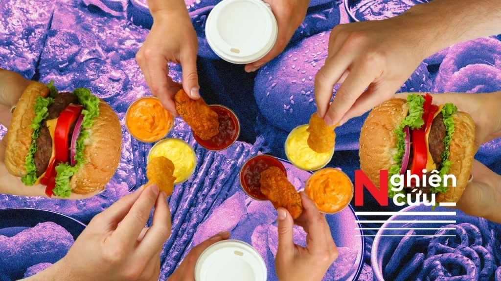 Thực phẩm siêu chế biến bao gồm các mặt hàng như mì ăn liền, gà viên chiên, xúc xích, bữa ăn sẵn, ngũ cốc có đường, đồ nướng đóng gói, đồ ăn vặt, nước ngọt,... Những thực phẩm này thường trải qua nhiều quá trình công nghiệp và có thể được tạo thành từ các chất biến đổi hóa học được chiết xuất từ thực phẩm