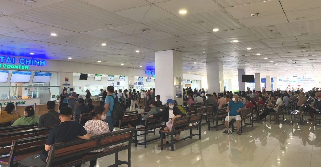 Bệnh nhân đi khám ung thư tại Bệnh viện Ung bướu TP.HCM | Nguồn: Thanh Niên