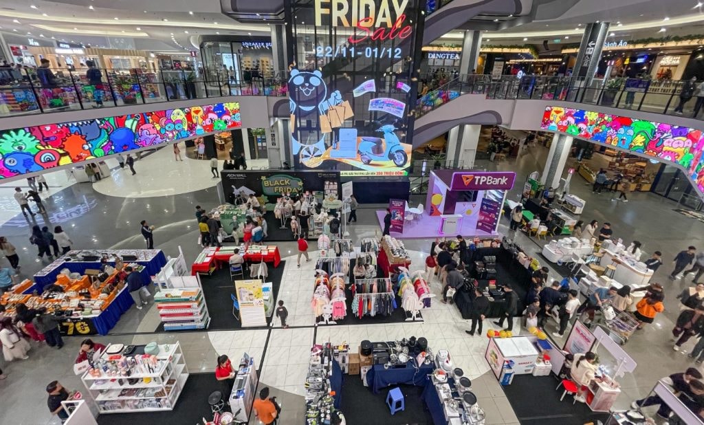 Các trung tâm thương mại được trang hoàng lộng lẫy đón Black Friday nhưng cũng không được nhiều khách hàng quan tâm