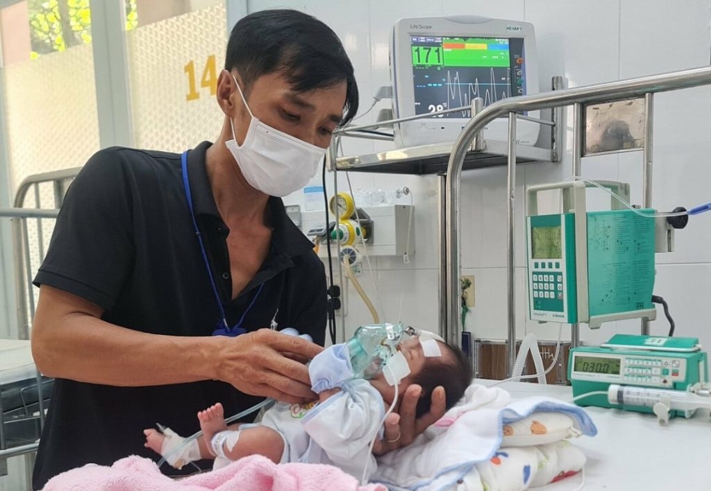 Trẻ nhỏ mắc sởi điều trị tại Bệnh viện Nhi đồng 2