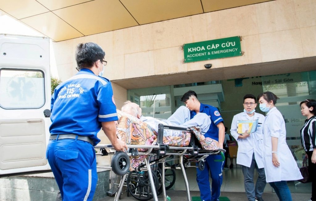 Một ca cấp cứu đột quỵ ngoại viện và đưa bệnh nhân đến bệnh viện