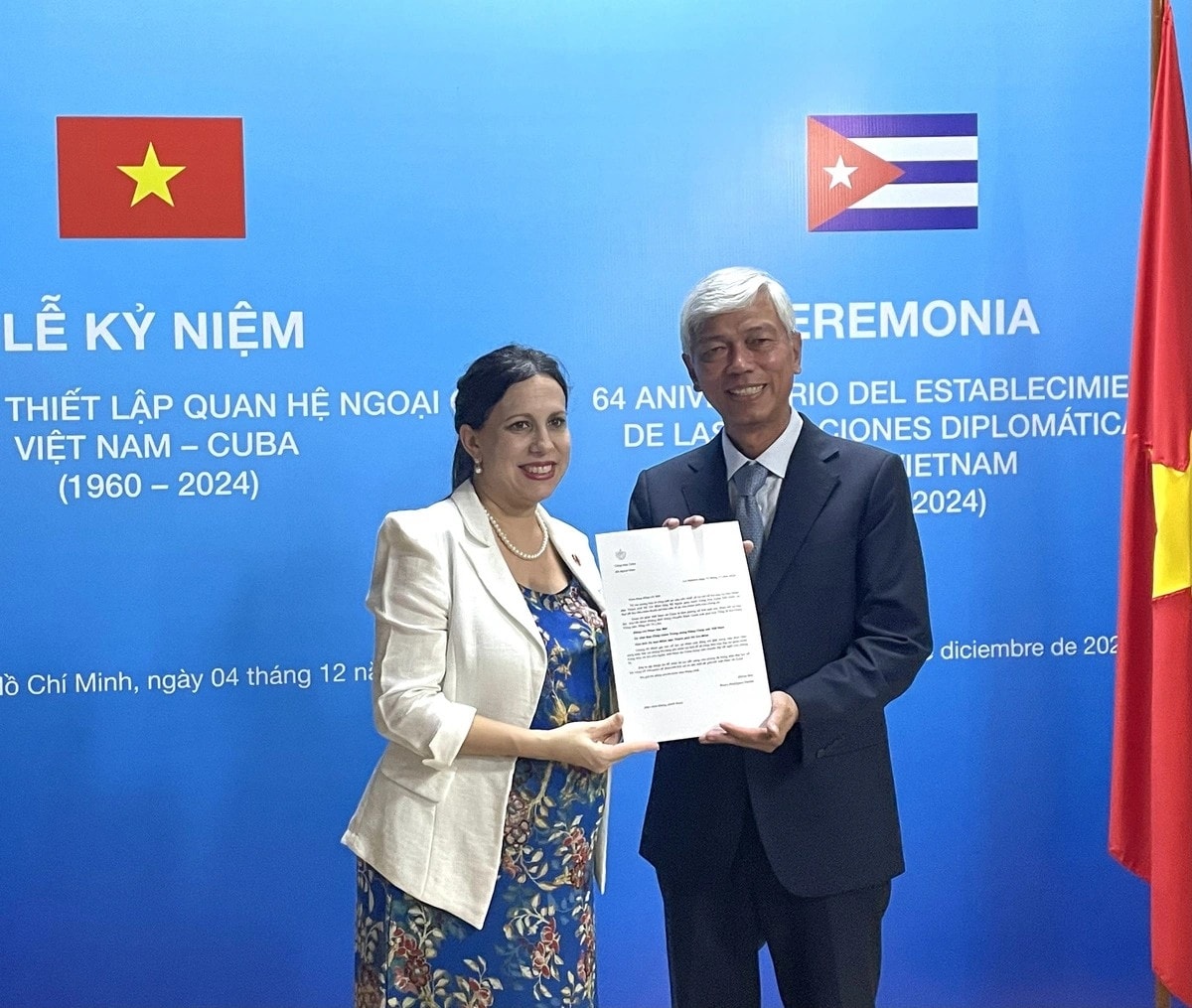 Tổng lãnh sự Cuba tại TP.HCM Ariadne Feo Labrada trao cho Phó chủ tịch UBND TP.HCM Võ Văn Hoan thư cảm ơn của Bộ Ngoại giao Cuba tri ân TP.HCM