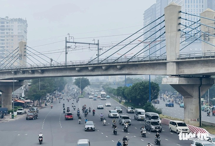 Đường Điện Biên Phủ mù nhìn thấy ở tầm thấp - Ảnh: LÊ PHAN