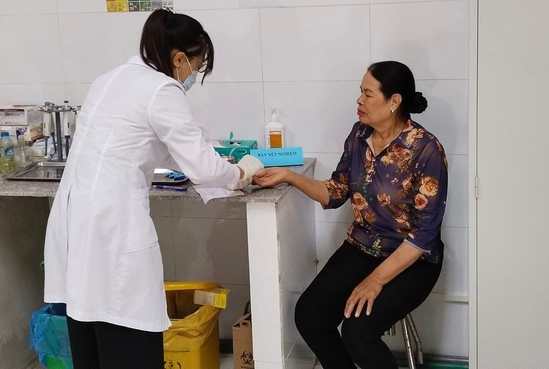 Người bệnh khám tại tuyến cơ sở vẫn nhận thuốc đắt tiền. Ảnh: Thanh Bình