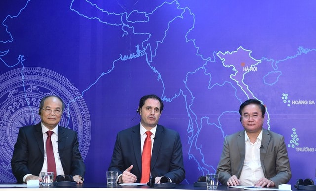 GS.TS. Vũ Sinh Nam; ông Dion Warren và TS. Hoàng Minh Đức, Cục trưởng Cục y tế dự phòng, Bộ Y tế tại Tọa đàm - Ảnh: VGP/Dương Tuấn