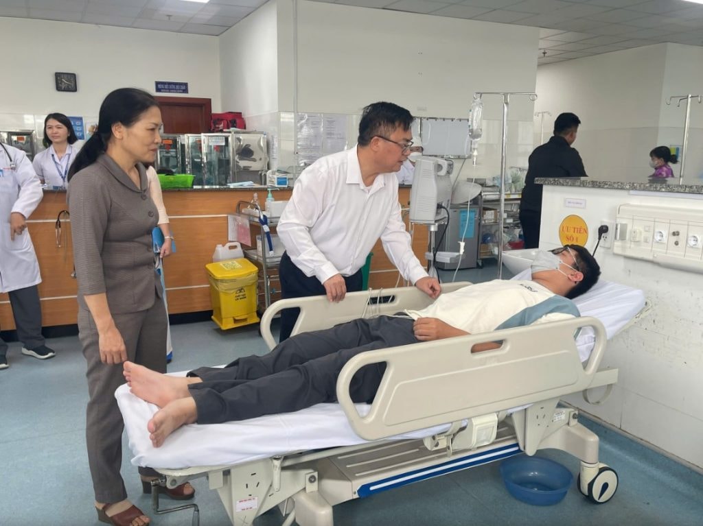 Vẫn còn hơn 100 bệnh nhân nôn ói sau ăn bánh mì đang điều trị ở bệnh viện | Nguồn: Gia đình & Xã hội