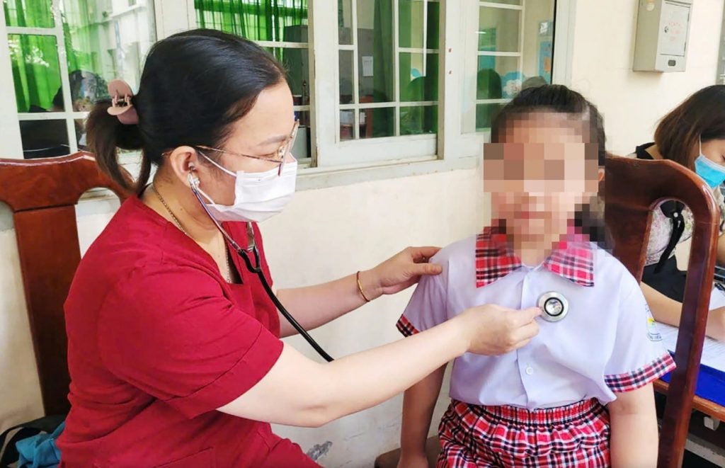 Ngành y tế Đồng Nai tổ chức tiêm vắc xin phòng ngừa sởi cho học sinh tại thành phố Biên Hòa | Nguồn: Tuổi Trẻ