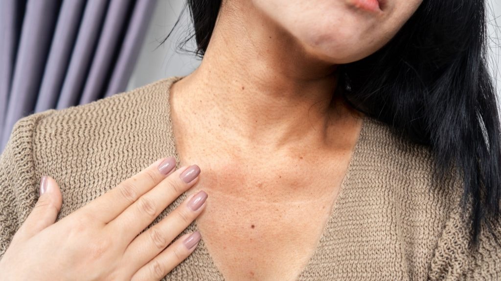 Nhiều người không dùng các sản phẩm chăm sóc da mặt cho vùng cổ, thậm chí quên luôn cả bước cơ bản là bôi kem chống nắng
