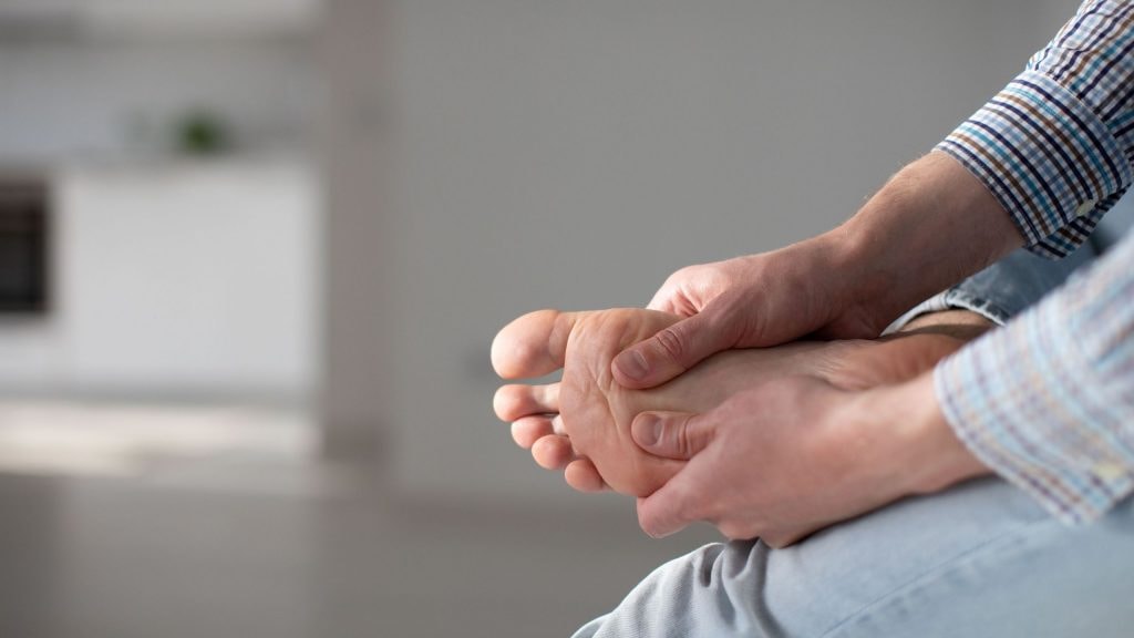 Phù chân (phù chi dưới) thường là dấu hiệu đầu tiên của suy tim