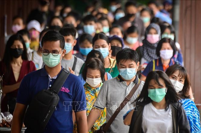 Người dân đeo khẩu trang phòng dịch COVID-19 tại một bến tàu ở Bangkok, Thái Lan. Ảnh tư liệu: AFP/TTXVN
