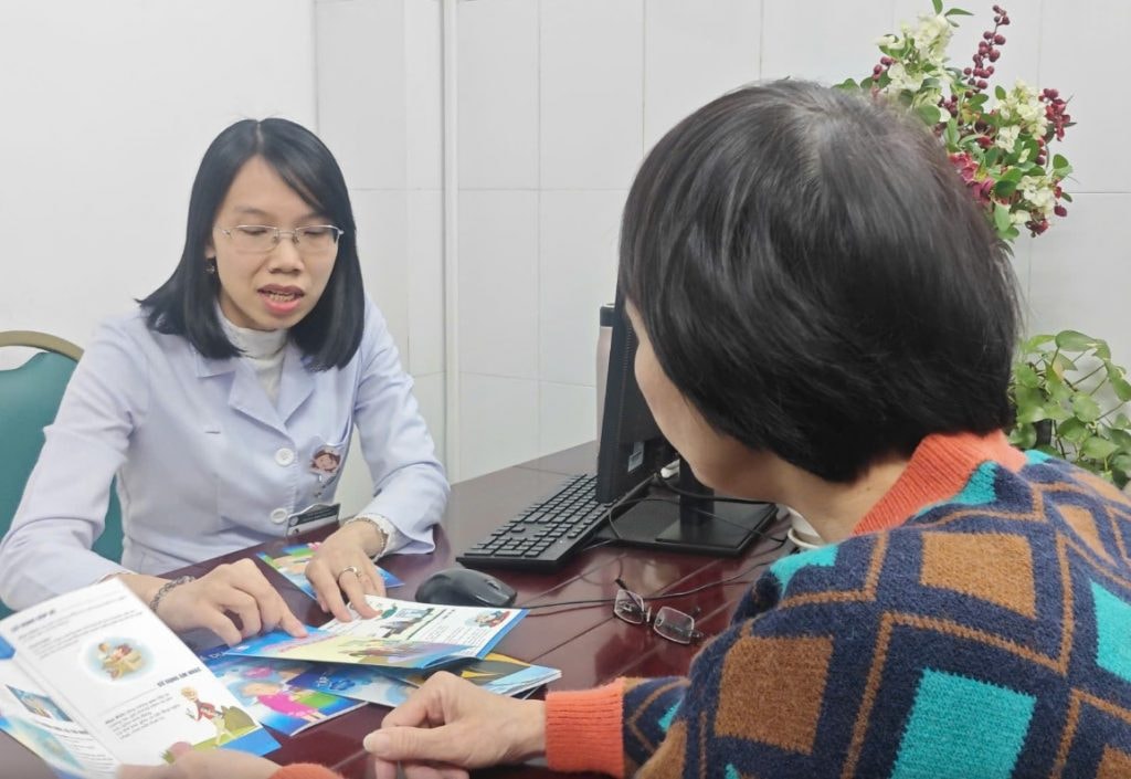 Bác sĩ tư vấn cho người dân các biện pháp phòng, tránh bệnh Alzheimer