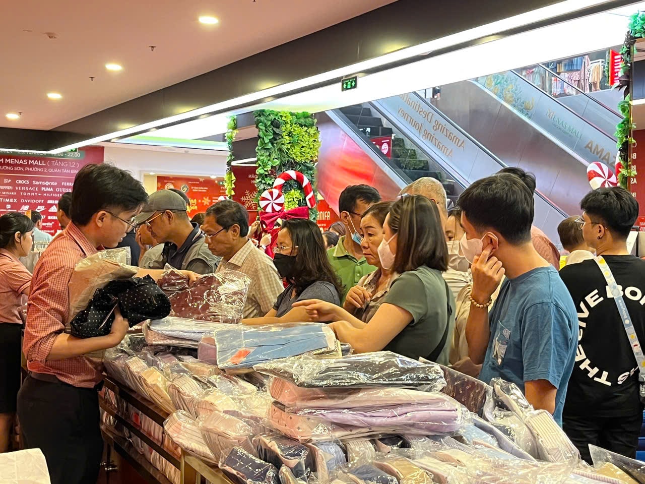 TP HCM: "Săn" nước hoa chính hãng giảm giá tới 80% tại sự kiện khuyến mãi hàng hiệu mùa 2- Ảnh 4.