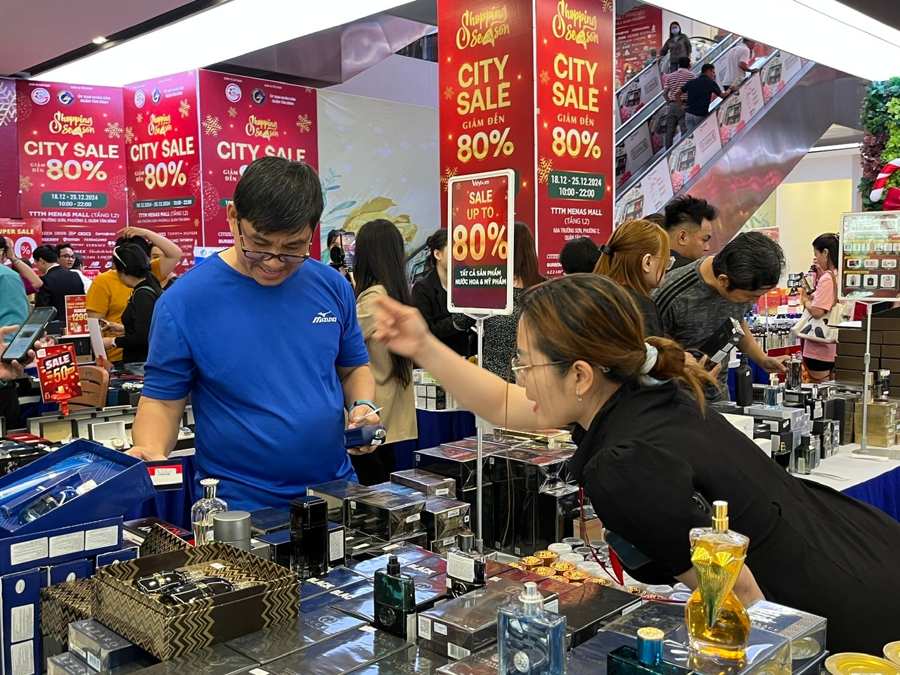 TP HCM: "Săn" nước hoa chính hãng giảm giá tới 80% tại sự kiện khuyến mãi hàng hiệu mùa 2- Ảnh 1.