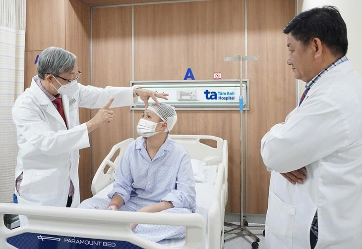 Bác sĩ Tấn Sĩ kiểm tra quá trình phục hồi của bệnh nhi mổ u não bằng robot AI từng bị nhiều bệnh viện