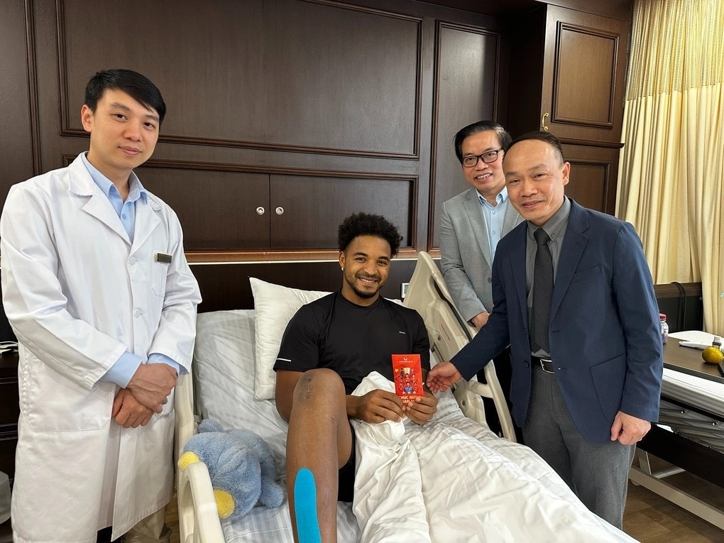 Tổng Thư ký VFF Nguyễn Văn Phú thăm và động viên tiền đạo Xuân Son trước khi anh ra viện về Nam Định đón tết cùng vợ con (Ảnh: VFF)