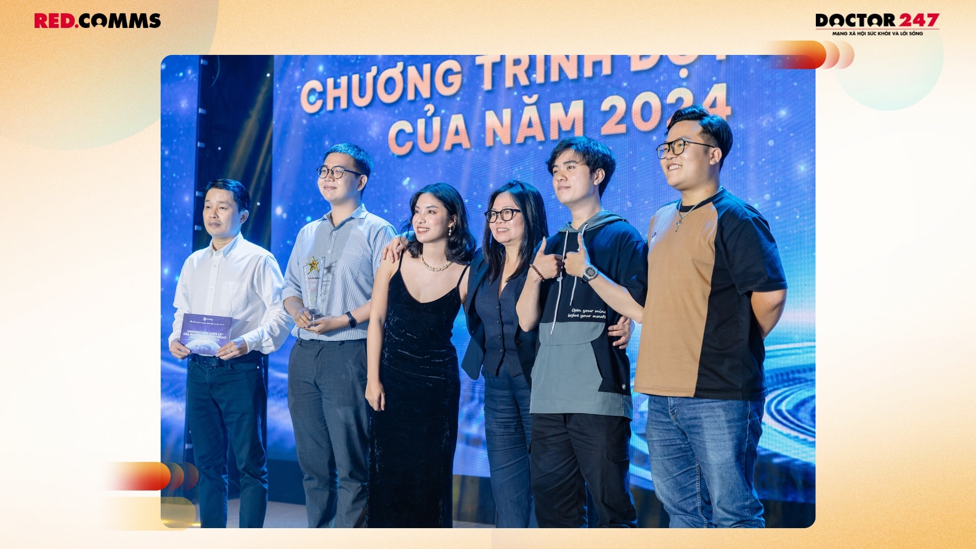 Ảnh: chị Nhi Lê (thứ 3 từ trái sang) cùng chị Sue Le - Giám đốc điều hành Công ty TNHH Red Communications và Công ty TNHH Doctor247 (thứ 4 từ trái sang) và đồng nghiệp khi nhận giải thưởng Chương trình Đột phá của năm 2024 cho Vodcast Doctor247 
