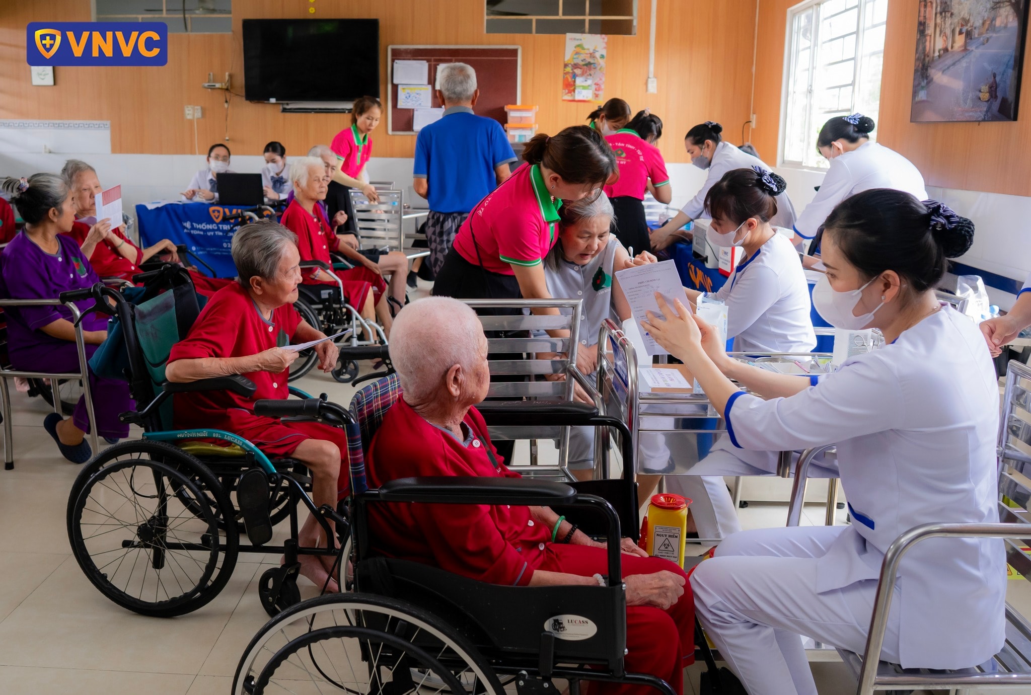 chương trình tiêm chủng lưu động tại viện dưỡng lão Bình Mỹ