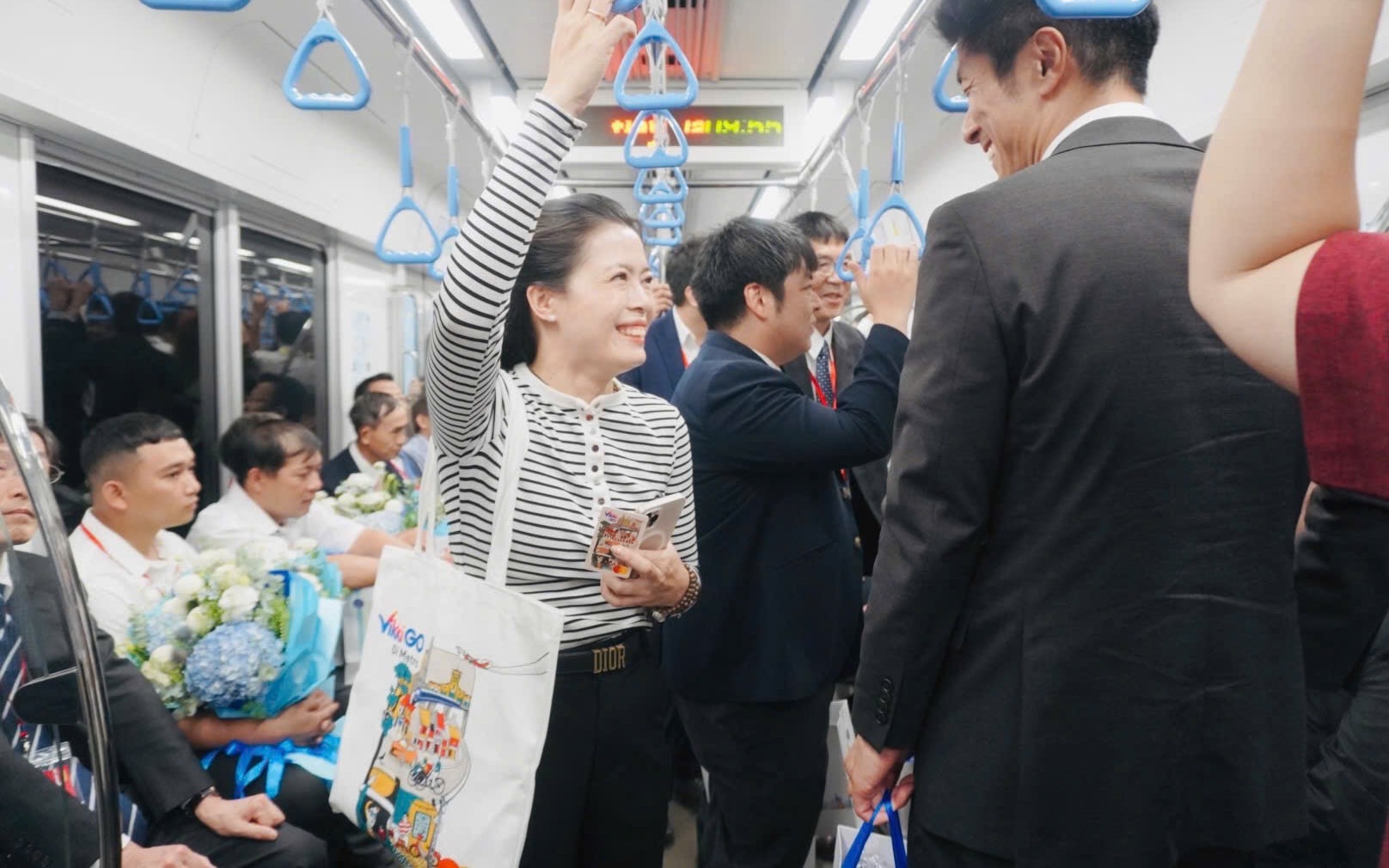 Metro số 2 TP HCM chính thức bỏ vốn ODA, chọn ngân sách- Ảnh 2. TP HCM khánh thành tuyến Metro số 1, Vikki Digital Bank cấp 100.000 thẻ miễn phí cho người dân