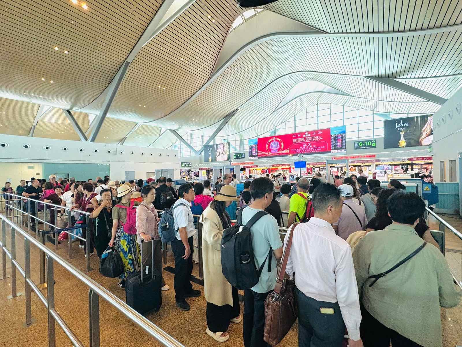 Dấu ấn của “vua hàng hiệu” Johnathan Hạnh Nguyễn tại nhà ga quốc tế Cam Ranh- Ảnh 2. A group of people in a terminal Description automatically generated