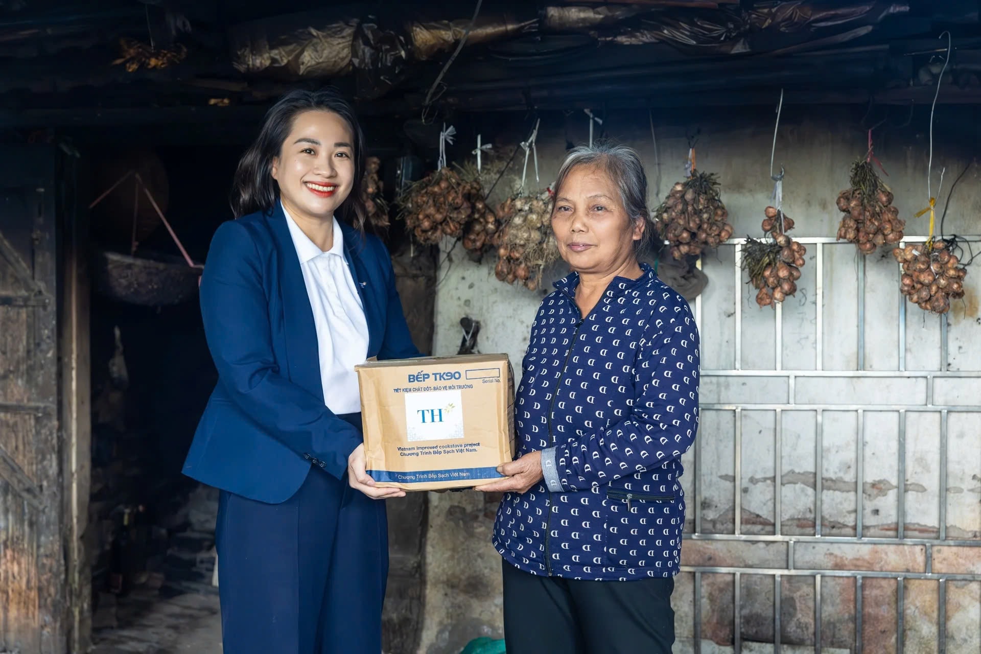 tập đoàn TH trao tặng bếp đun TK 90 giúp bảo vệ môi trường