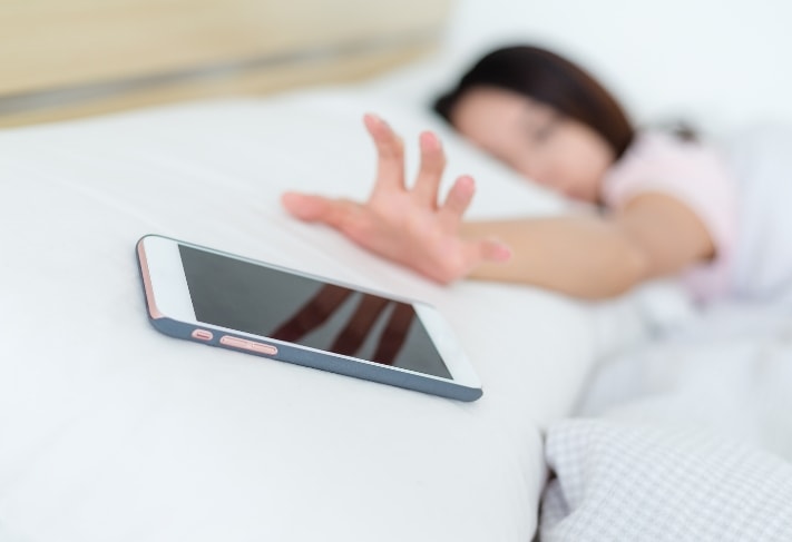 phu-thuoc-vao-dien-thoai-smartphone