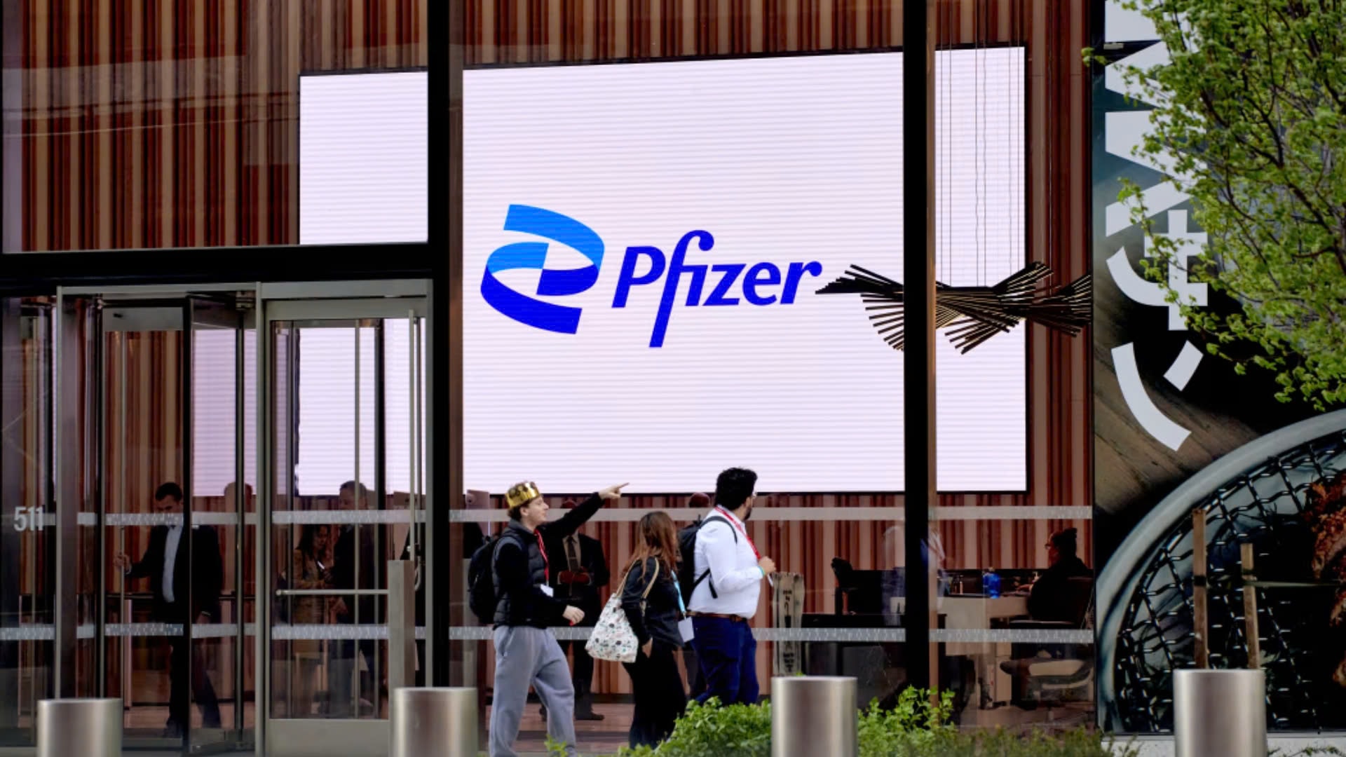công ty dược phẩm Pfizer bán cổ phần Haleon