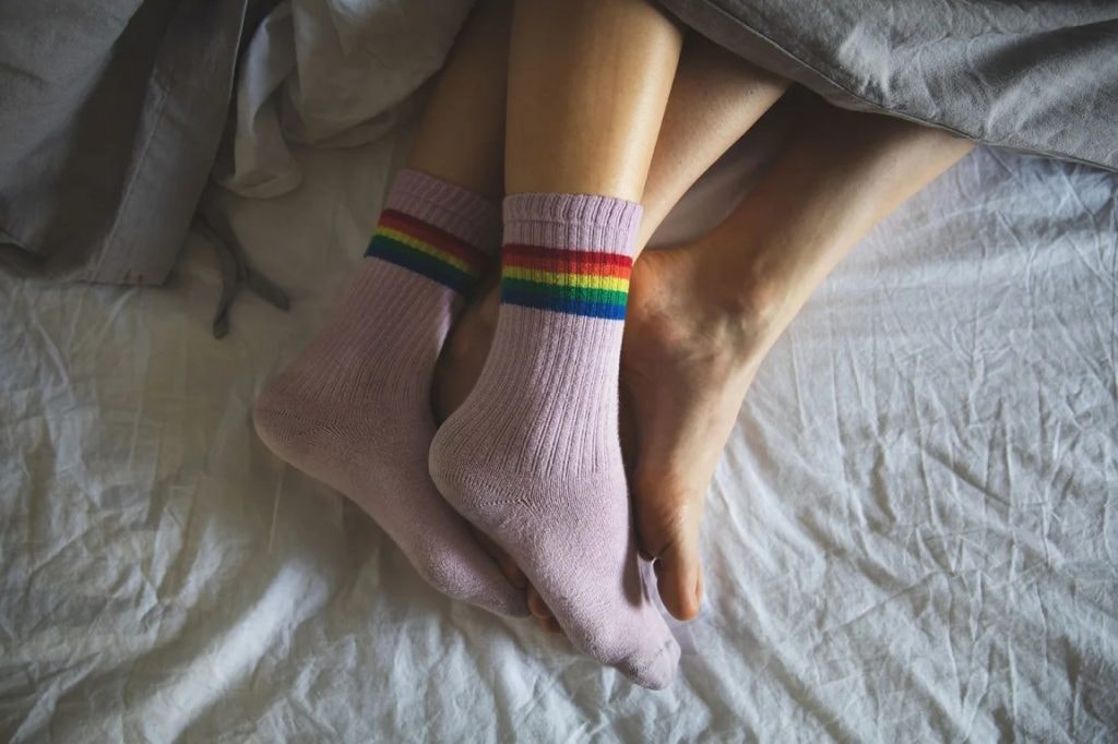Mẹo đơn giản để ngủ nhanh và ngon hơn: Hãy mang tất khi đi ngủ