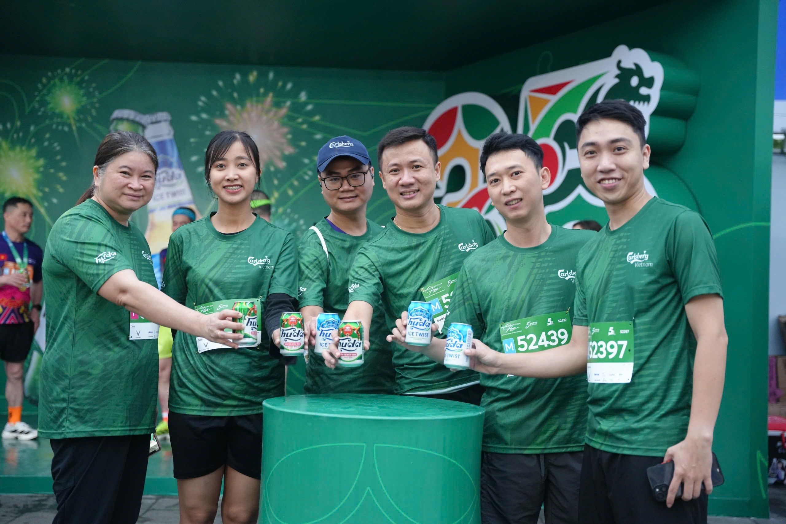 nhân viên Carlsberg uống bia Huda tại giải chạy VnExpress Marathon Huế 2025