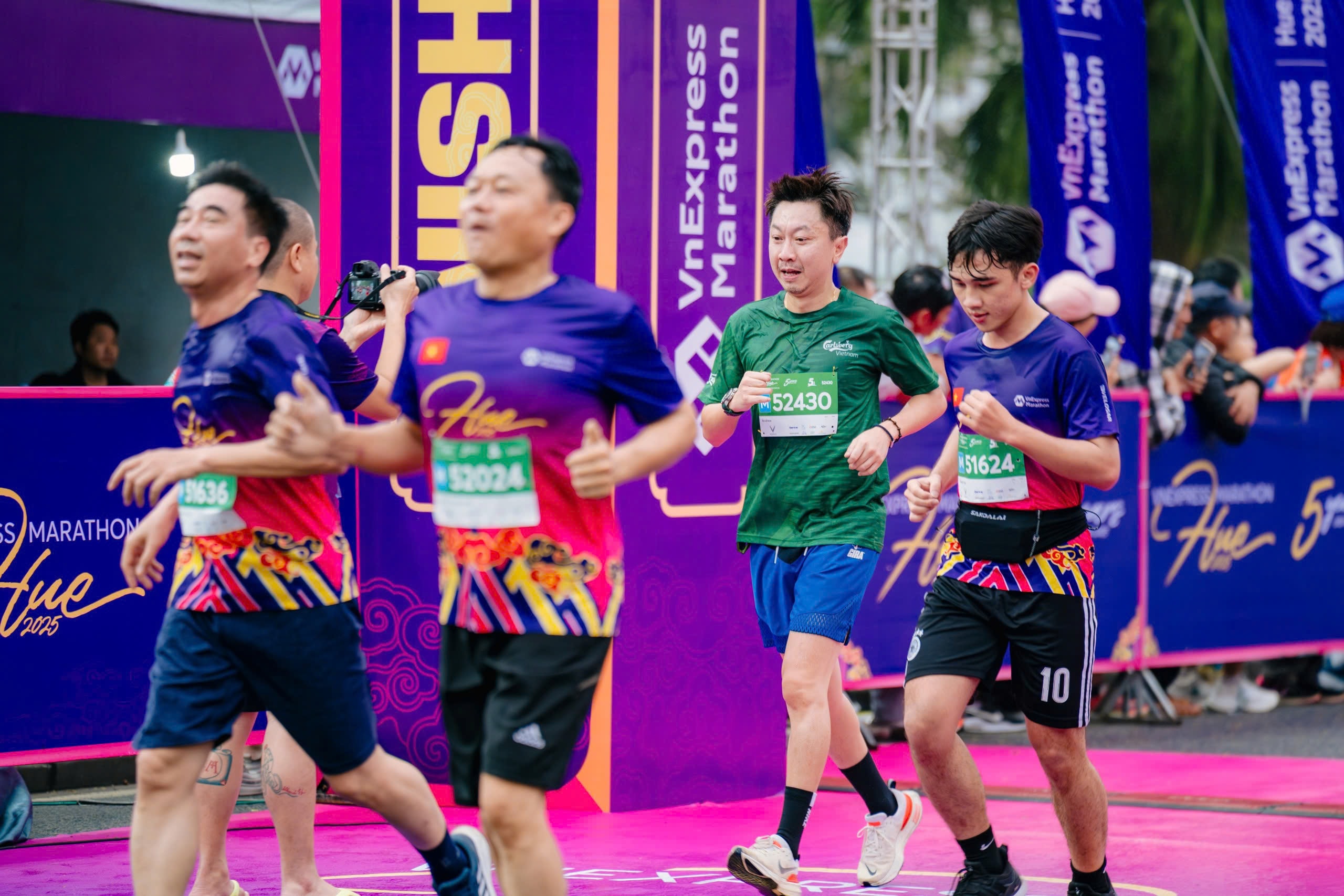tổng giám đốc của Carlsberg Việt Nam tham gia giải chạy VnExpress Marathon Huế 2025