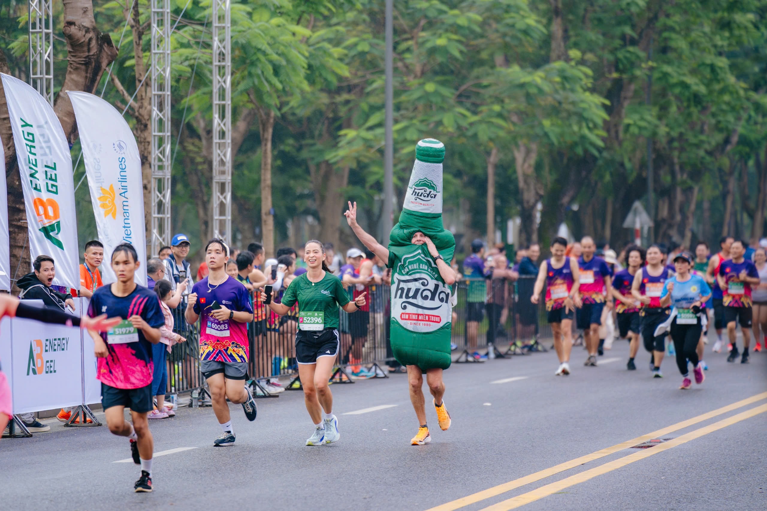 nhân viên Carlsberg Việt Nam mang mascot tại giải chạy VnExpress Marathon Huế 2025