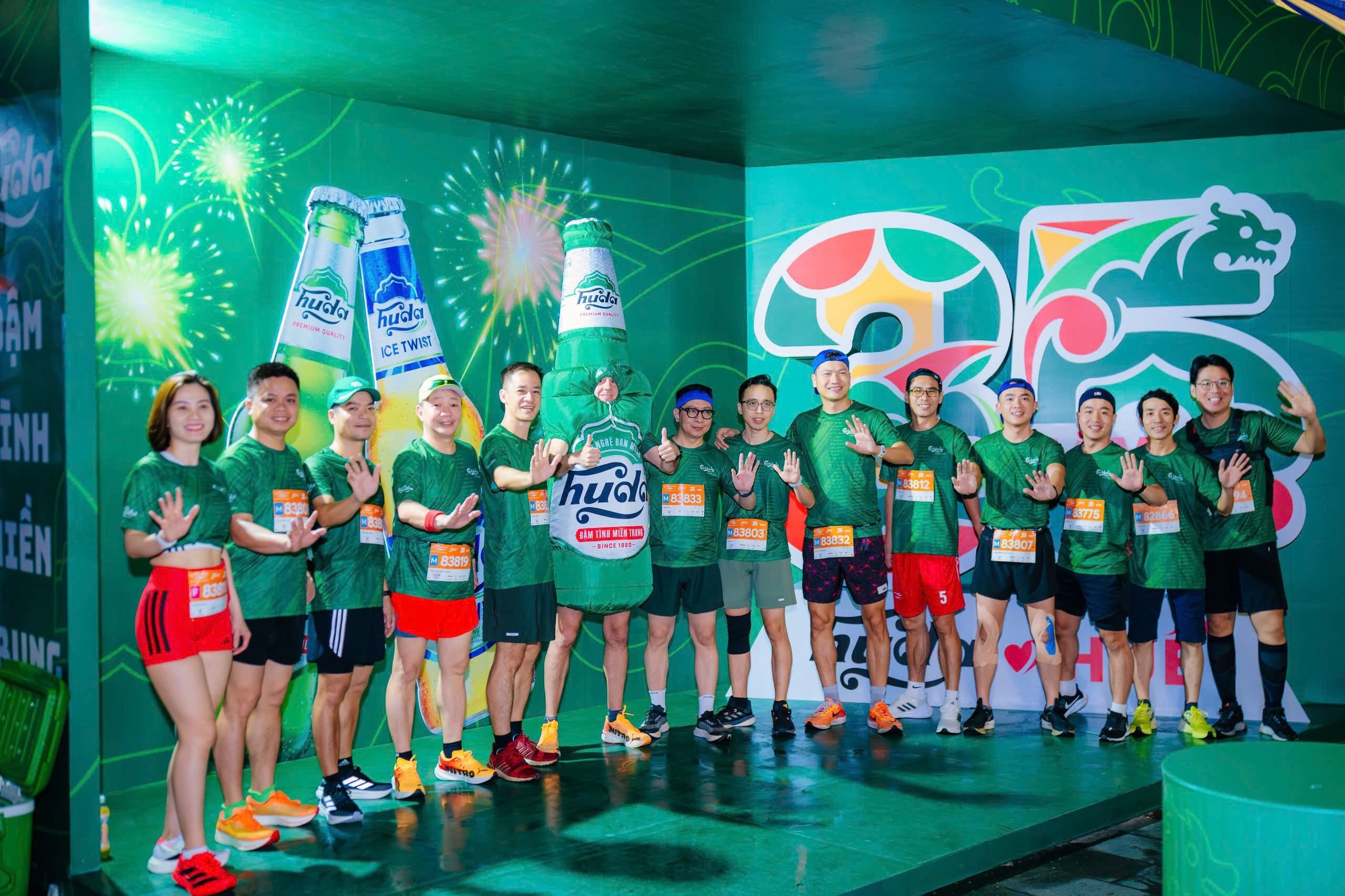nhân viên Carlsberg Việt Nam chụp hình với booth kỷ niệm của Huda