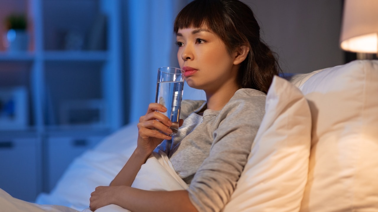 tai-sao-cam-giac-khat-nuoc-vao-ban-dem