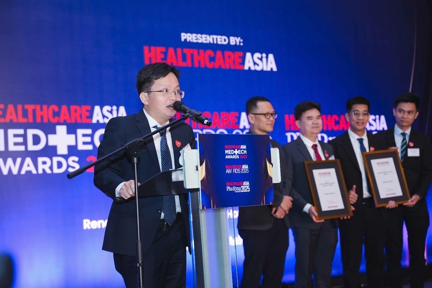 Ông Nguyễn Phi Long, Phó tổng giám đốc Tập đoàn Y khoa Sài Gòn phát biểu khi nhận giải tại Healthcare Asia Awards 2025