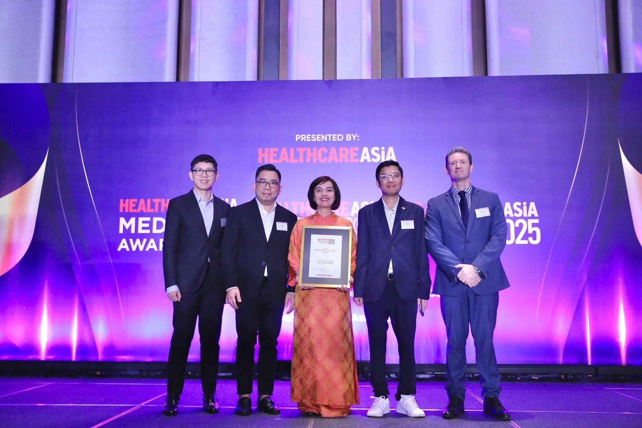 đại diện từ FPT Long Châu nhận giải thưởng tại Healthcare Asia Awards 2025