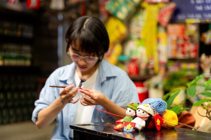 VIDEO: Cờ Tổ quốc “handmade” lan tỏa tình yêu nước từ những mũi móc len gây sốt mạng xã hội - Ảnh 4.