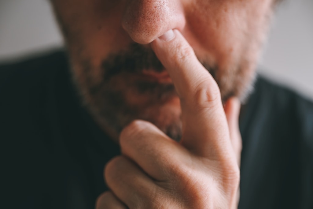 Ngoáy mũi có thể giúp vi khuẩn xâm nhập não bộ và gây sa sút trí tuệ