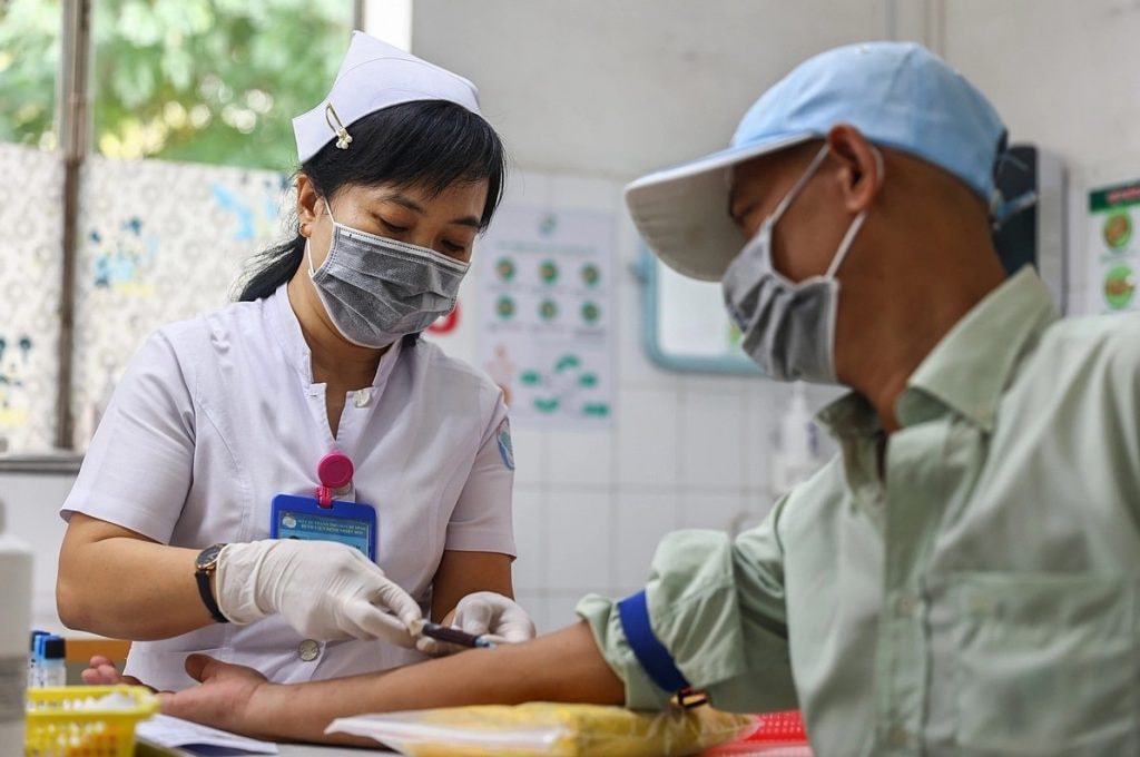 Ca Covid-19 tăng nhẹ, TP HCM khuyến cáo đeo khẩu trang nơi đông người