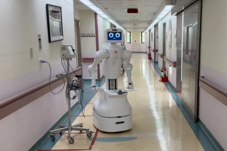 Robot y tá thực hiện công việc tuần tra hành lang