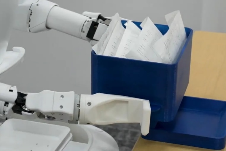 Robot y tá giúp phát thuốc cho các bệnh nhân