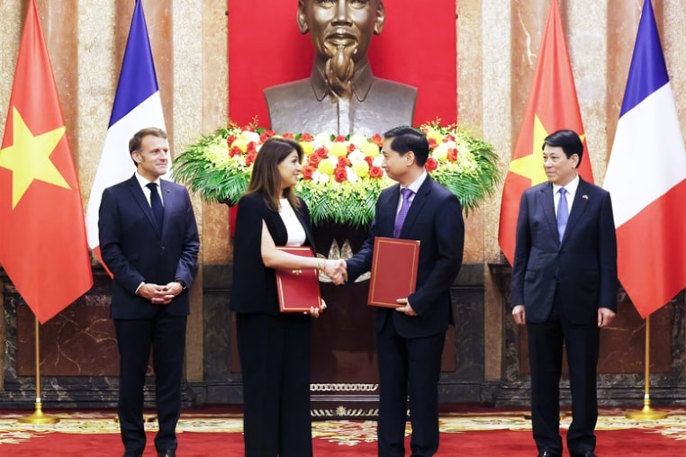 Ông Ngô Chí Dũng và bà Zainab Sadat Qayyum, Chủ tịch Sanofi Đông Nam Á - Ấn Độ trao văn kiện thỏa thuận hợp tác chuyển giao công nghệ sản xuất vaccine trước sự chứng kiến của Chủ tịch nước.