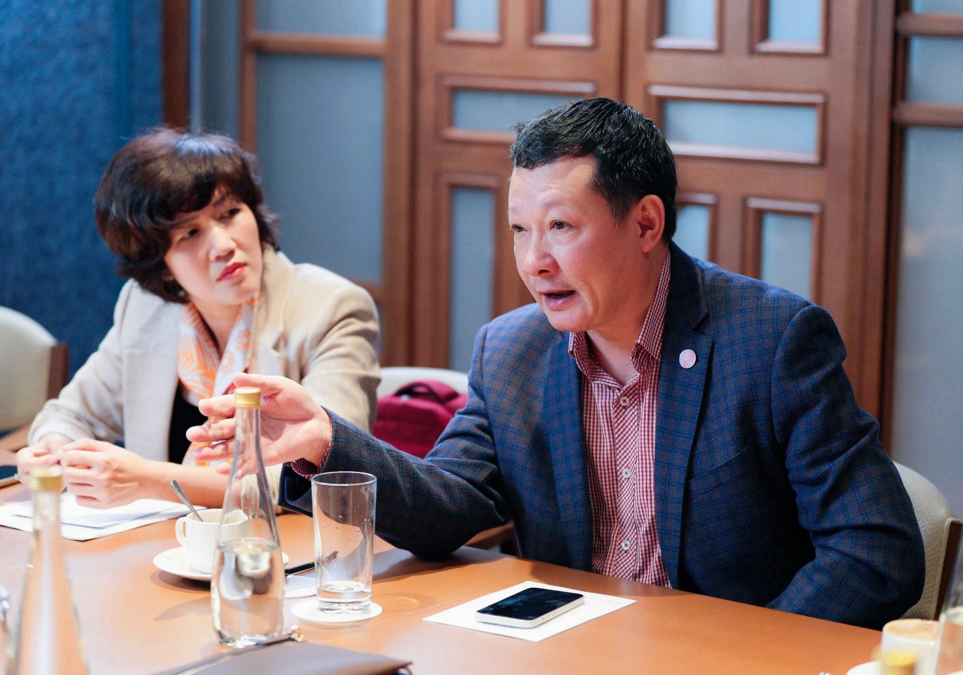 TS.BS. Vũ Đức Bình (bên phải)